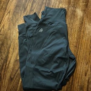 Gray p’tula joggers. Small